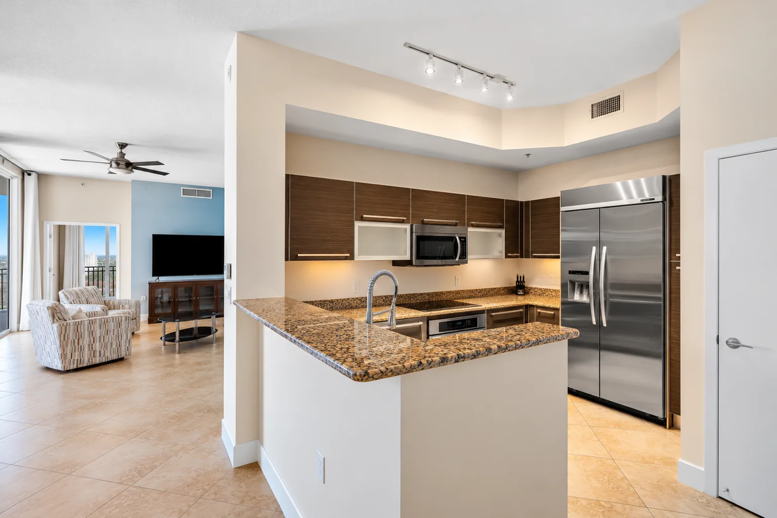 550 Okeechobee Blvd LPH11 — Kitchen Living