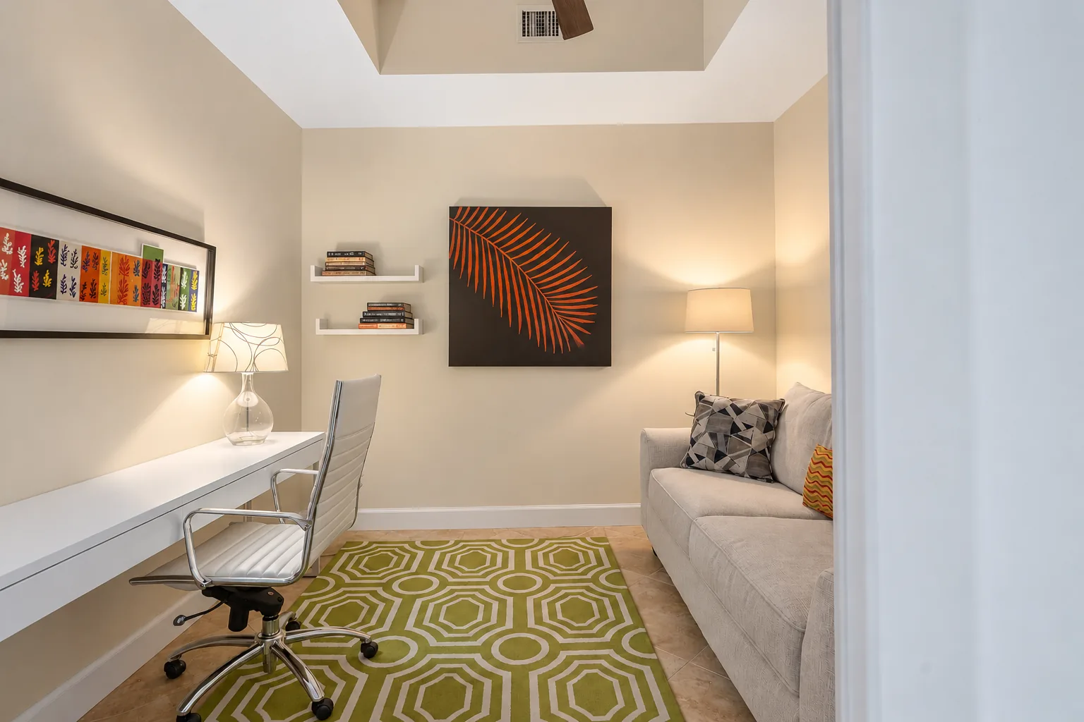 550 Okeechobee Blvd LPH11 — Den Pullout Sofa